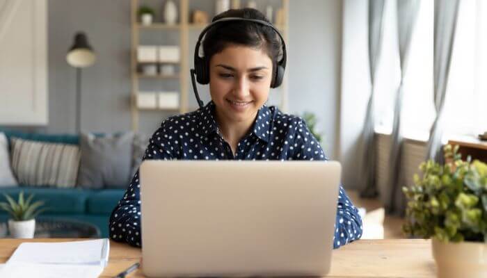 women on her computer tutoring for money